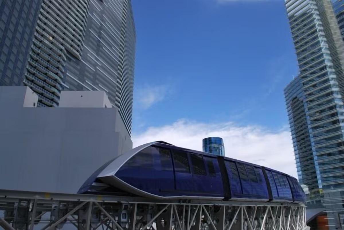 🚝 Hop easily to Bellagio, Aria, and Park MGM with the free Aria Express Tram.