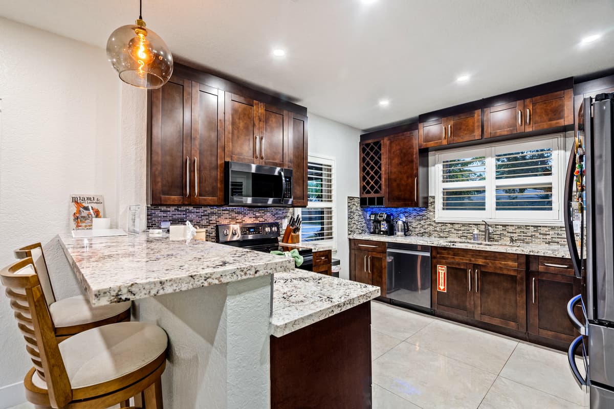 Front-row seats to the kitchen action — coffee mornings to cocktail nights 🍸