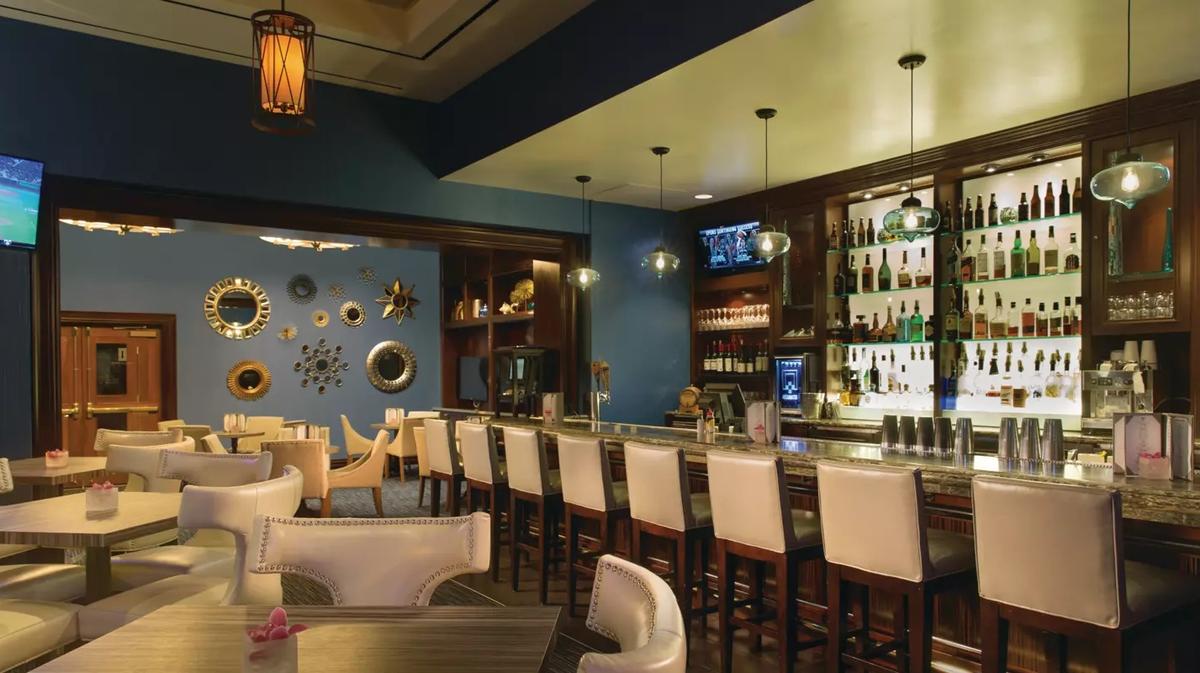 Unwind with craft cocktails just steps from your suite at the Signature’s stylish lobby bar. 🍸✨