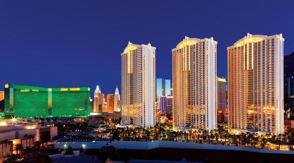 Iconic luxury rises above the Strip — your penthouse awaits at The Signature at MGM Grand. 🌆🏨