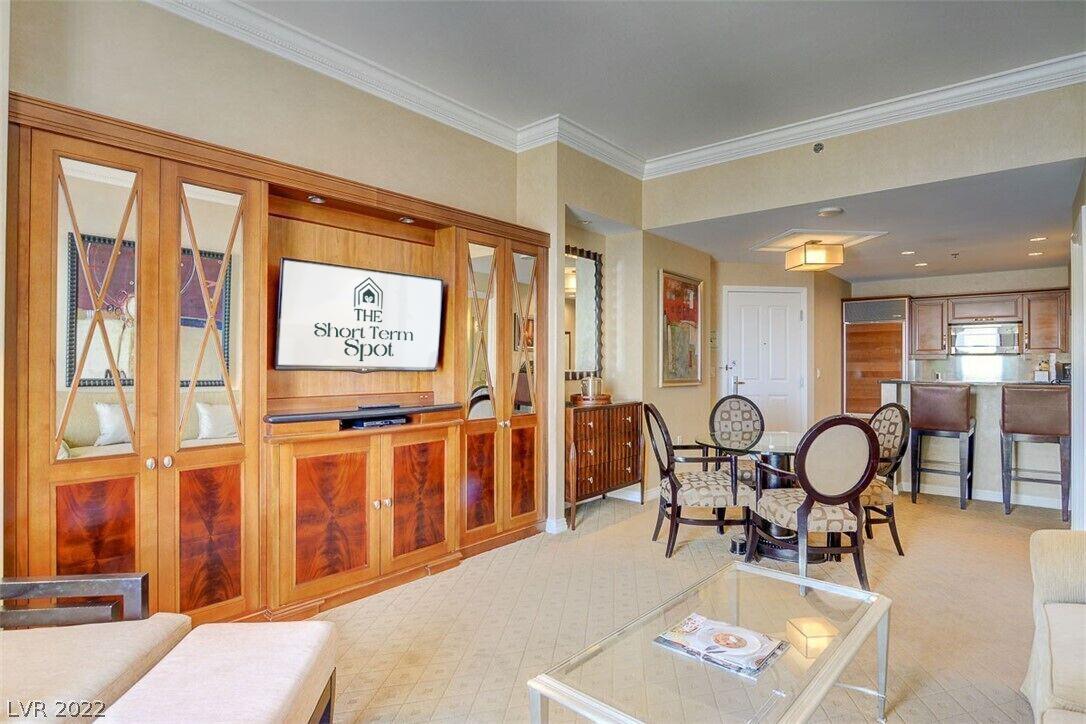 Open-concept living and kitchen space — perfect for relaxing, dining, and unwinding. 🛋️🍽️