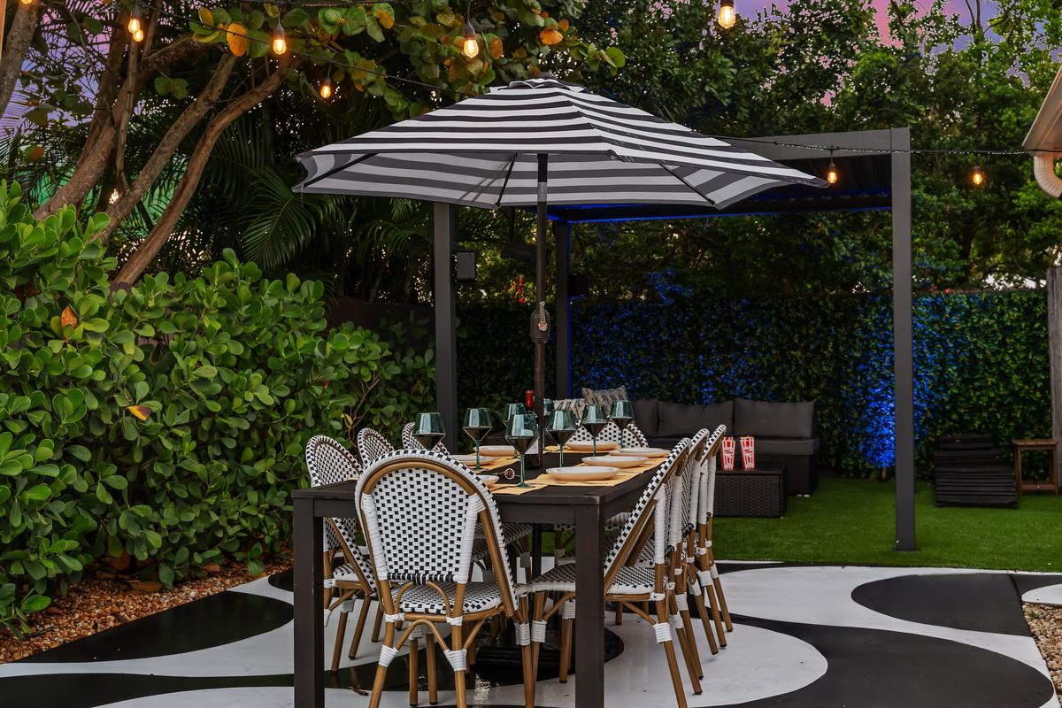 From pancakes to prosecco — your outdoor dining spot is set! 🥞🍾