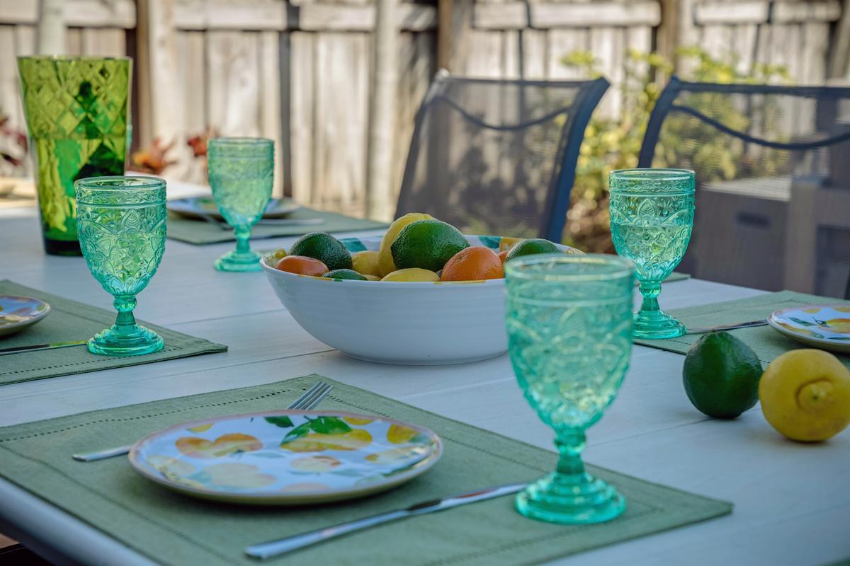 🌞 Toast to good company and great weather — your perfect outdoor dining escape.