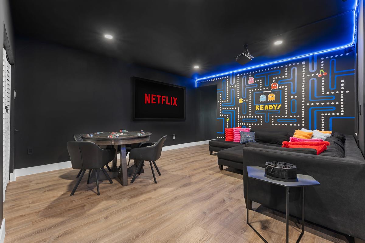 📽️Enjoy a family movie night sinking in to the plush sectional.