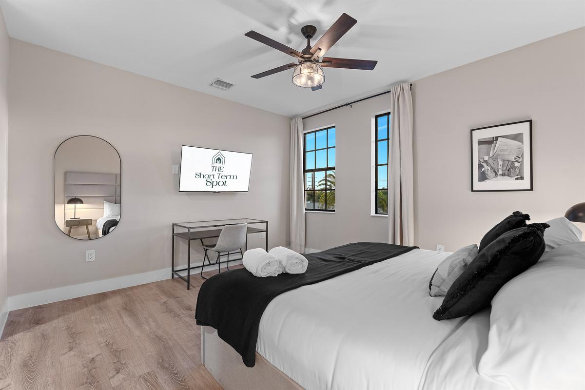 🌿 Quiet upstairs King retreat with soft tones and shared bath access.