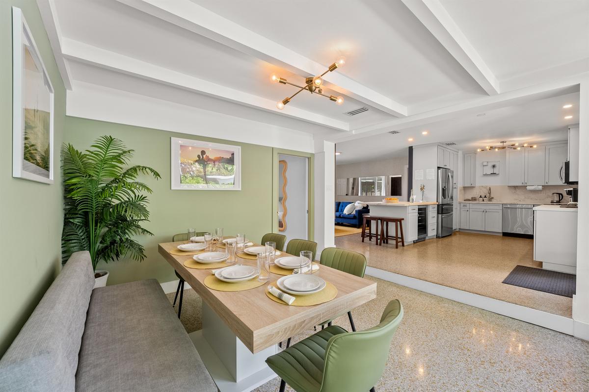 🍴 Gather 'round! Share laughs, meals, and memories at this stylish dining spot.