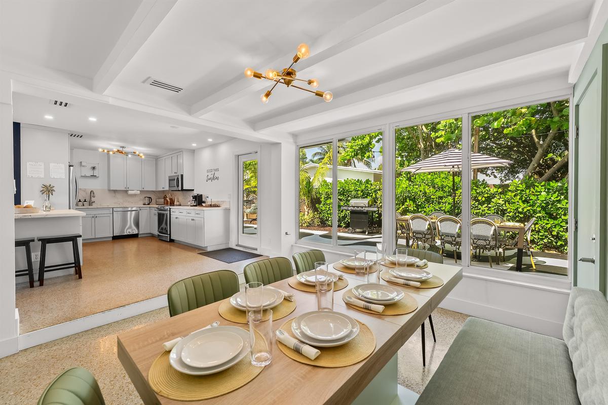 🌿 Indoor dining vibes with a backyard view — the best of both worlds.