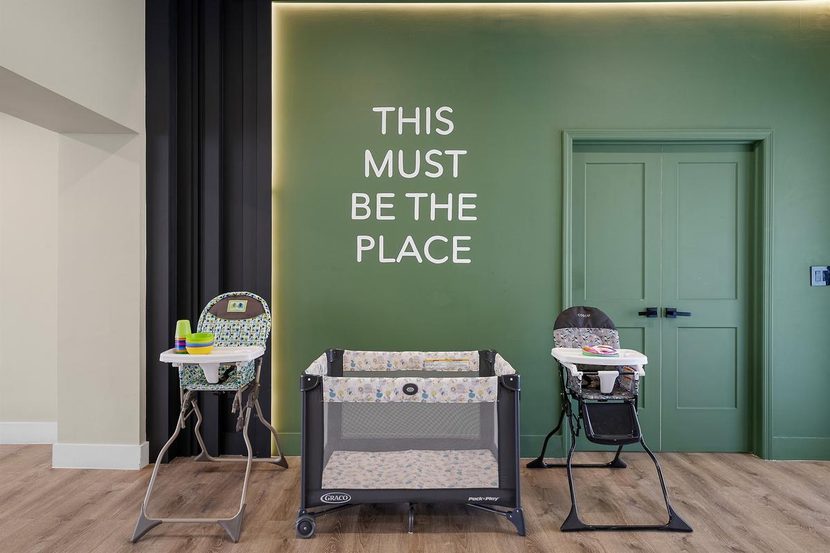 🏡 Making family travel easier — we provide 2 Pack 'n Play cribs & 2 high chairs so everyone sleeps soundly.