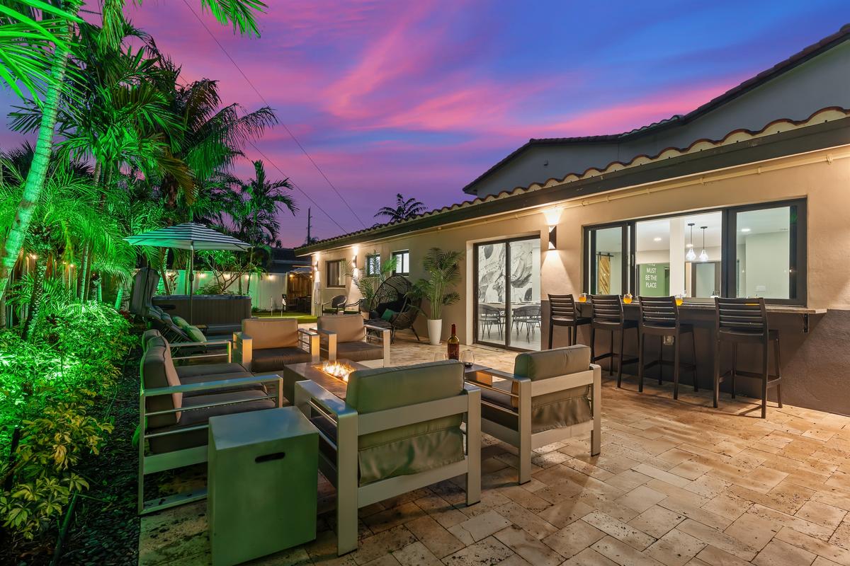 Kick it out back with the warm landscape lighting during Florida's endless Summer