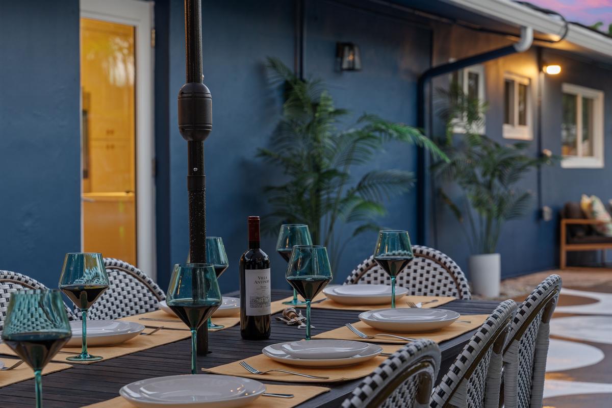 🍷 Gather the crew — sunset dinners and clinking glasses await.