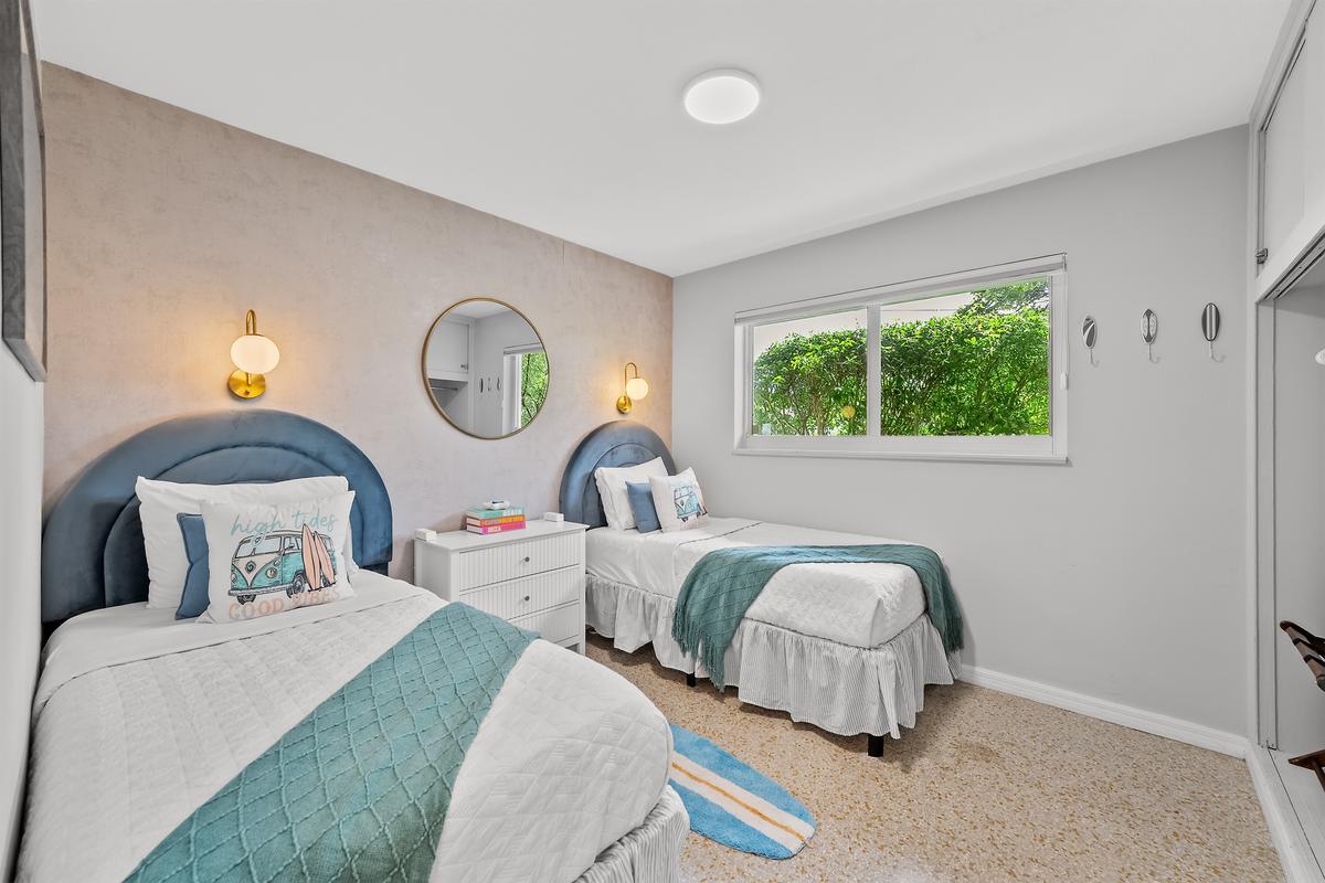 🎈 High tides, good vibes, and cozy twin beds for the little travelers. 🚐🏖️