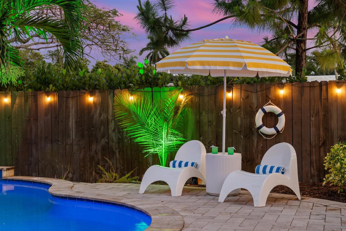 🍹 Catch the last rays of sunshine — or just pretend you’re a poolside celebrity.