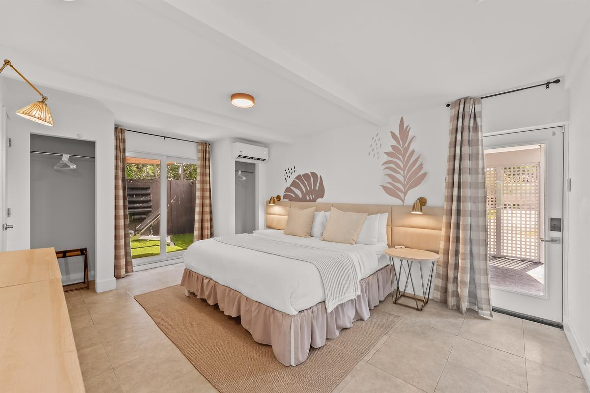 🛏️ Dreamy king bed with your own private escape to the gym or carport.
