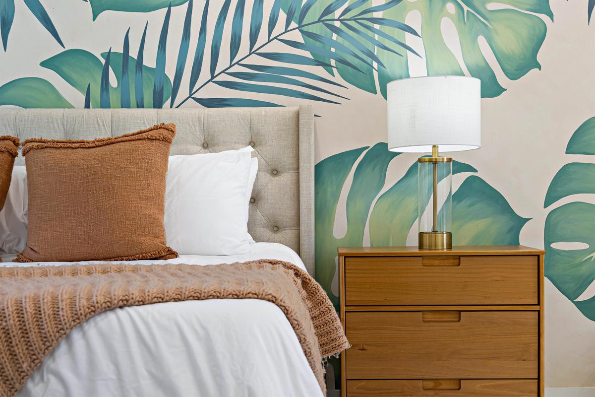Soft pillows, stylish details, and cozy vibes — the perfect recharge after beach days. 🌴✨