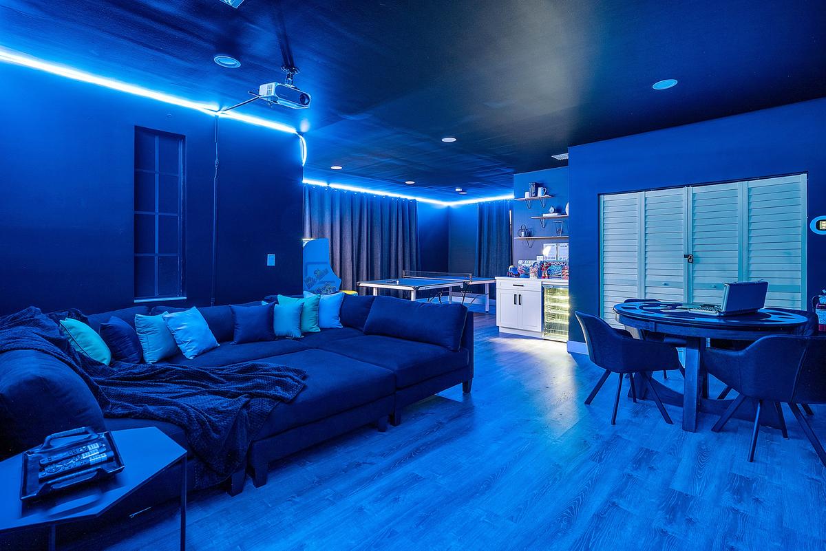 🪩 Turn down the lights and turn up the vibe — this room transforms at night.