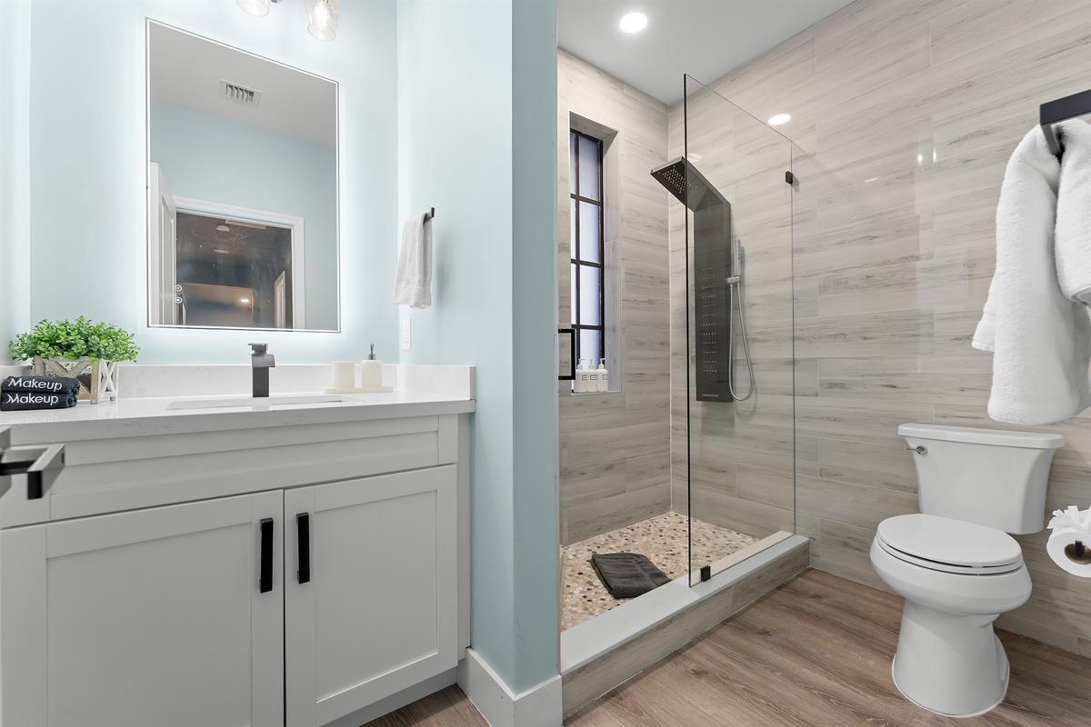 🛁 Spacious upstairs bath shared by two cozy bedrooms.