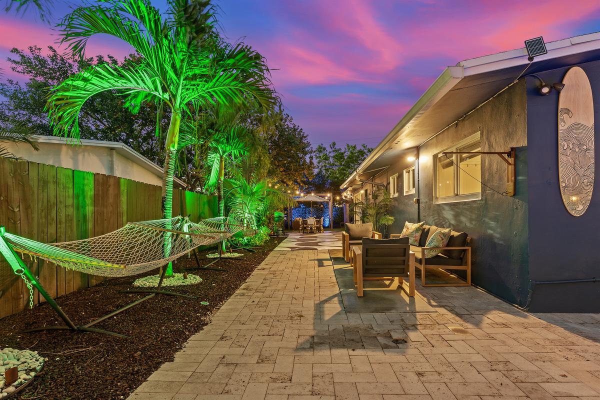🌅 Wind down your day under the palms with a sunset swing in the hammocks — pure vacation mode unlocked.