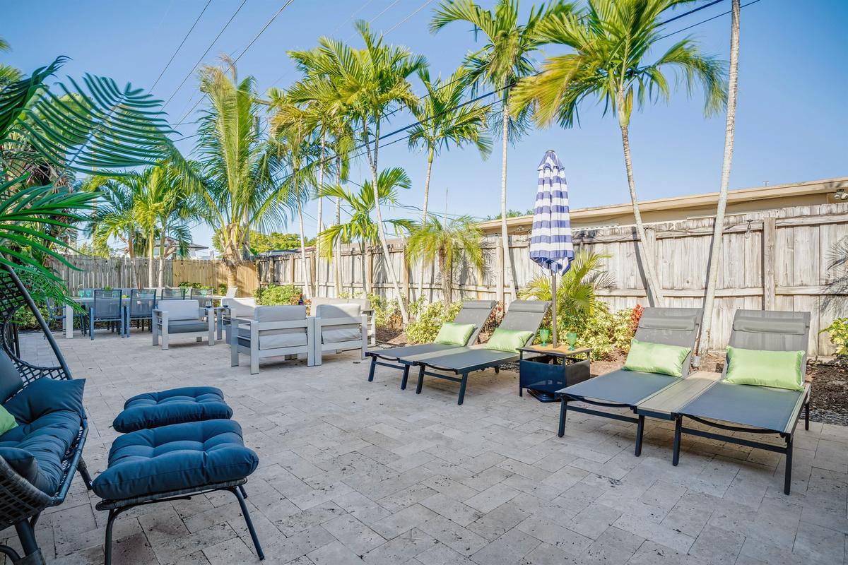 🌞 Soak up the Florida sun from the loungers — pure vacation mode.