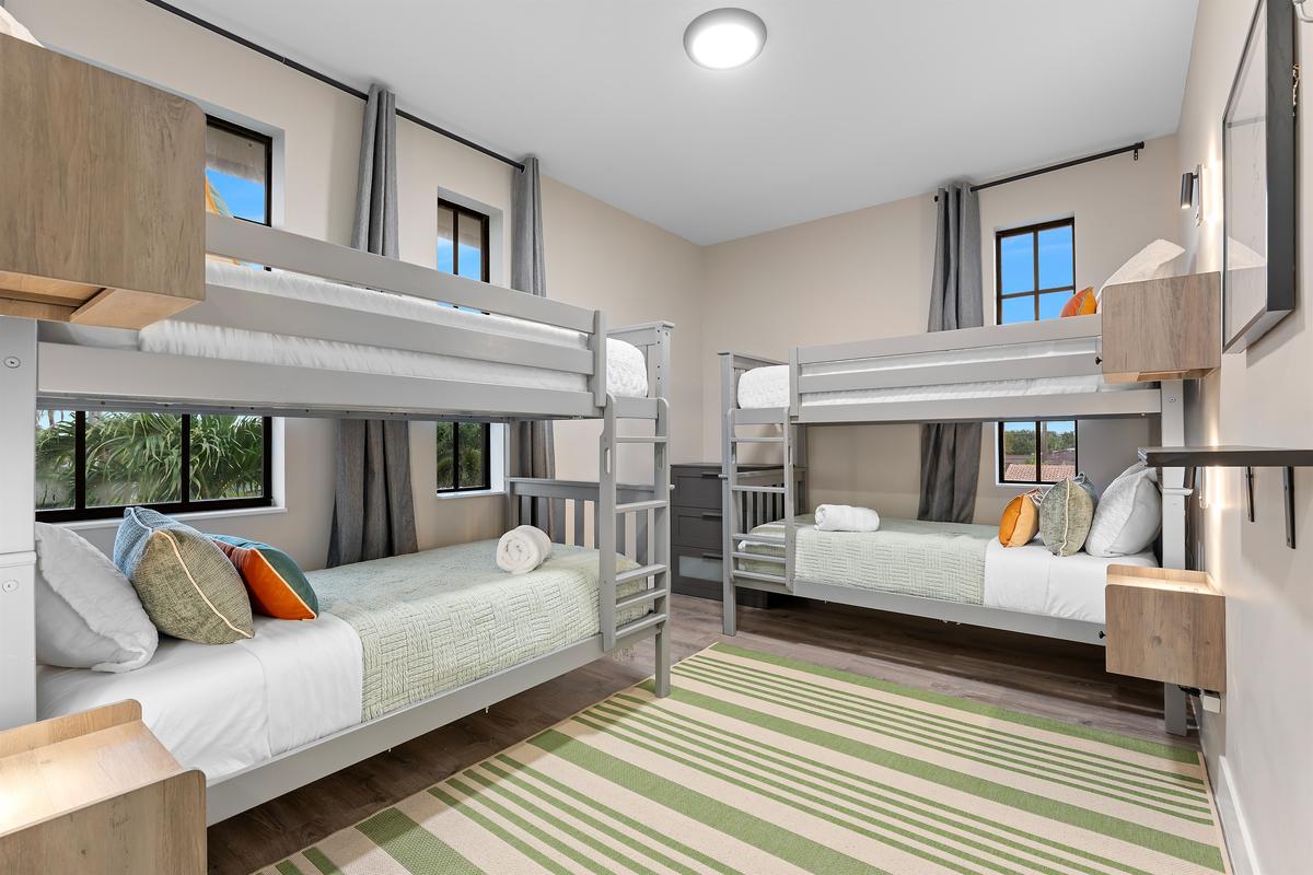 🧘‍♂️ Perfect for everyone — comfy bunks that hold 330lbs each and all have dedicated charging stations and lights
