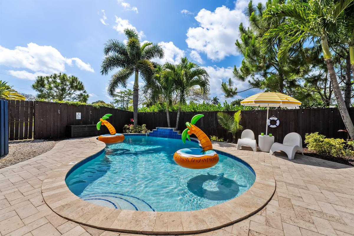 💦 Float your worries away under the Florida sun!