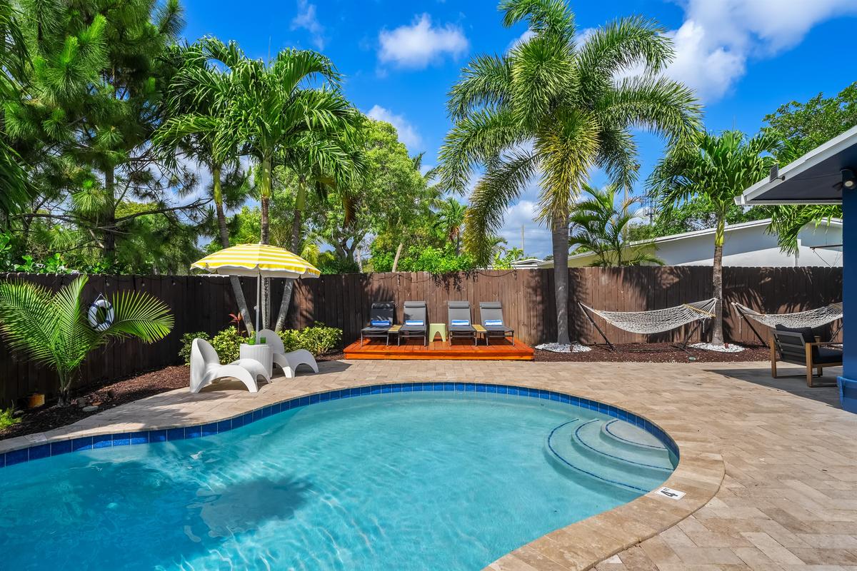Stretch out, nap, sip — no wrong moves by the pool. 🛋️🍹