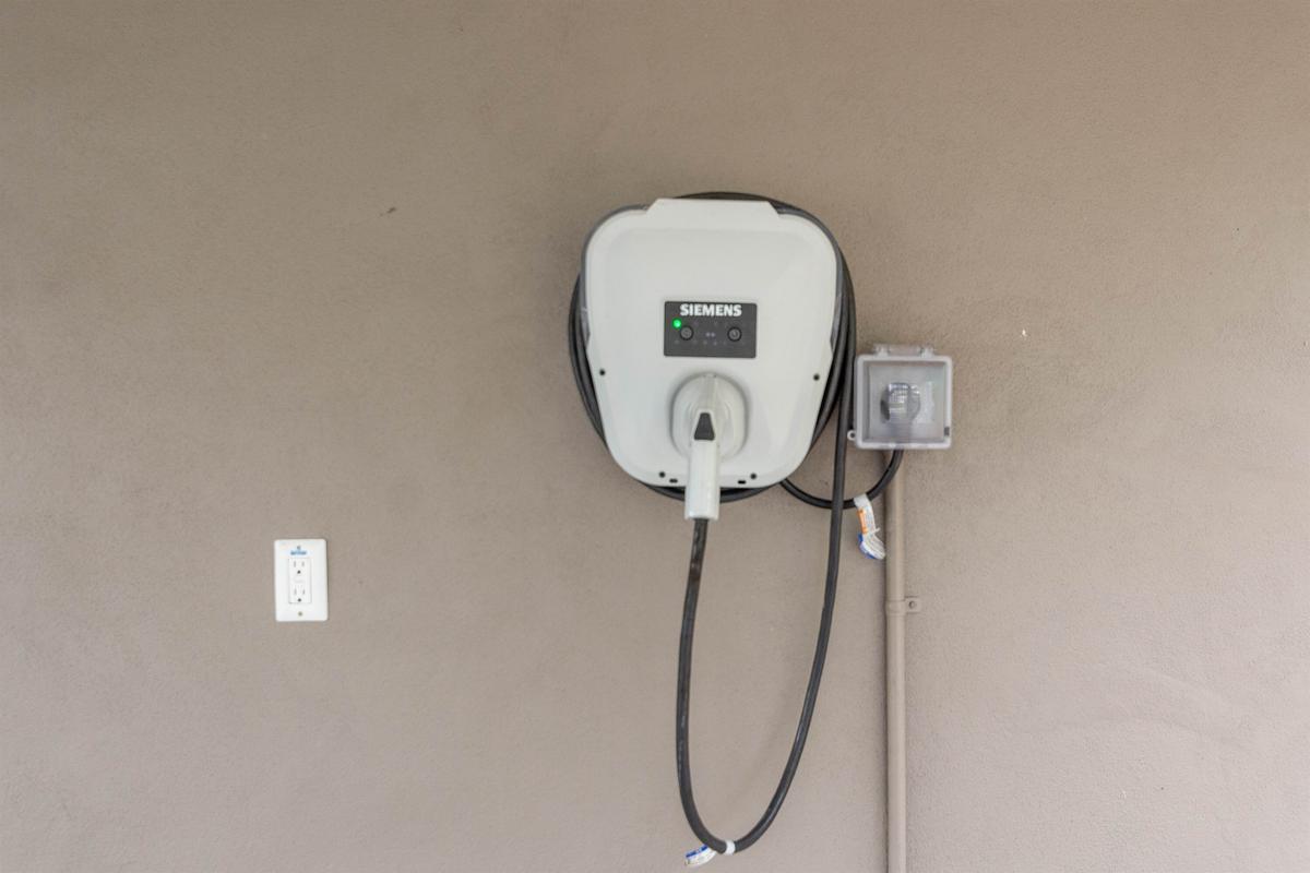 🔌 Recharge your ride while you recharge yourself — our home is equipped with an electric vehicle charger for your convenience!