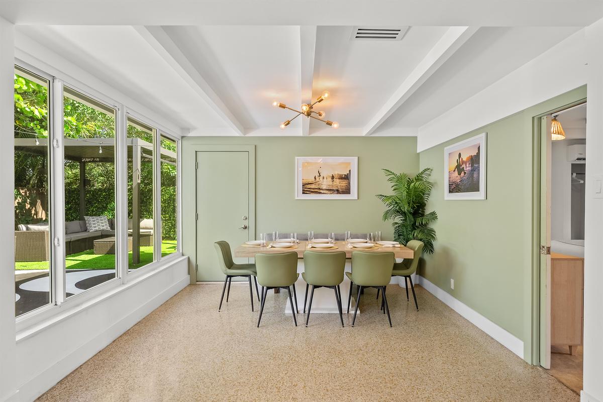 Dine w/ beautiful natural sunlight lighting up the dining room