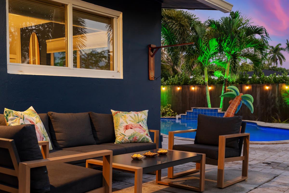 🌅 Popcorn, palm trees, and pastel skies — this is your golden hour.