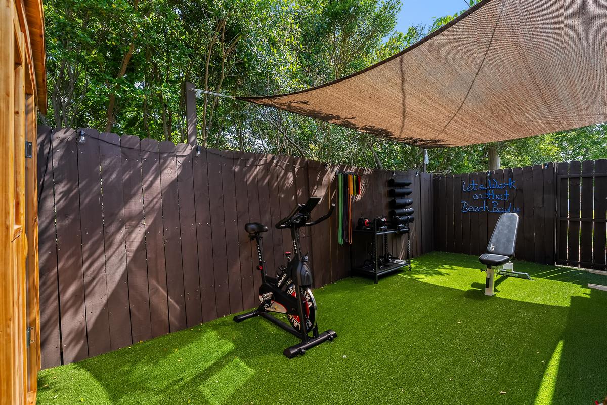 💪 Vacation doesn't mean skipping gains — your private outdoor gym awaits! 🏋️🌞