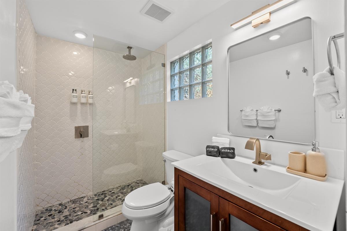 🛁 Freshen up your bright bathroom en suite.