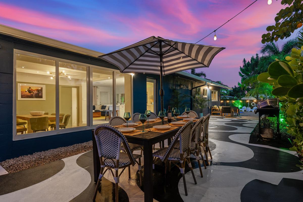 Starry skies and open air — outdoor dining never looked so good.✨🍷